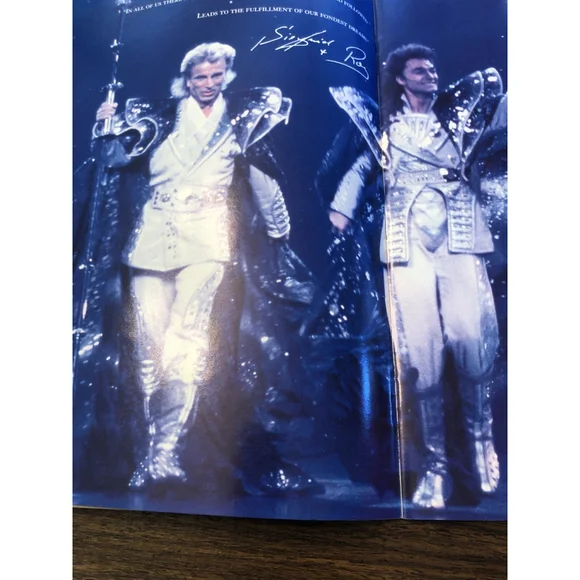 VG+ VINTAGE 1991 SIEGFRIED & ROY AT THE MIRAGE SOUVENIR PROGRAM LAS VEGAS - Picture 2 of 3